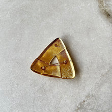 Charger l'image dans la galerie, Broche triangulaire dorée Monet
