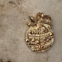 Charger l&#39;image dans la galerie, Broche boule de Noël
