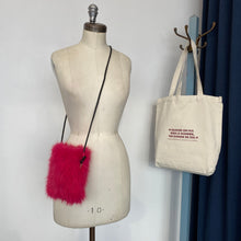Charger l&#39;image dans la galerie, Sac pochette en fausse fourrure rose
