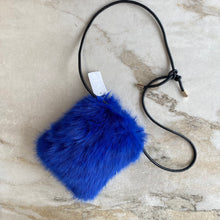 Charger l&#39;image dans la galerie, Sac pochette en fausse fourrure bleu
