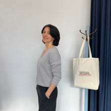 Charger l&#39;image dans la galerie, Chandail en cachemire House of Liberty col V gris
