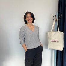 Charger l&#39;image dans la galerie, Chandail en cachemire House of Liberty col V gris
