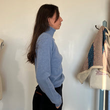 Charger l&#39;image dans la galerie, Chandail House of Liberty col roulé bleu *Nouvelles tailles*
