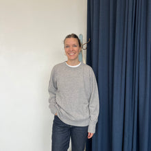 Charger l&#39;image dans la galerie, Chandail en cachemire House of Liberty col rond gris
