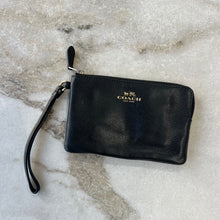 Charger l&#39;image dans la galerie, Pochette à fermeture éclair Coach
