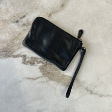 Charger l&#39;image dans la galerie, Pochette à fermeture éclair Coach
