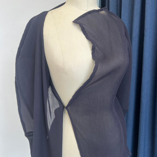 Veste bleue par-dessus Barbeau