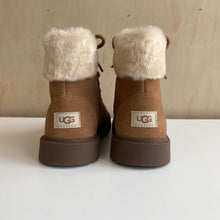Charger l&#39;image dans la galerie, Bottes pour enfant UGG Azell Hiker Weather
