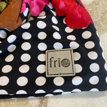 Charger l&#39;image dans la galerie, Tuque à pompons Frio
