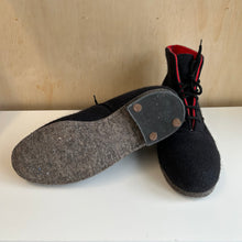 Charger l'image dans la galerie, Bottes vintage en feutre et laine

