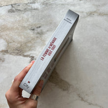Charger l&#39;image dans la galerie, Livre La femme de ménage voit tout Freida McFadden
