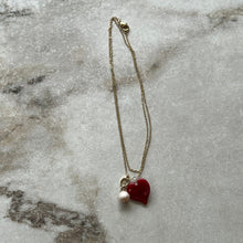 Charger l&#39;image dans la galerie, Collier pendentif coeur rouge et perle
