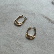 Charger l&#39;image dans la galerie, Boucles d&#39;oreilles couleur or
