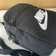 Charger l&#39;image dans la galerie, Mini sac à dos Nike
