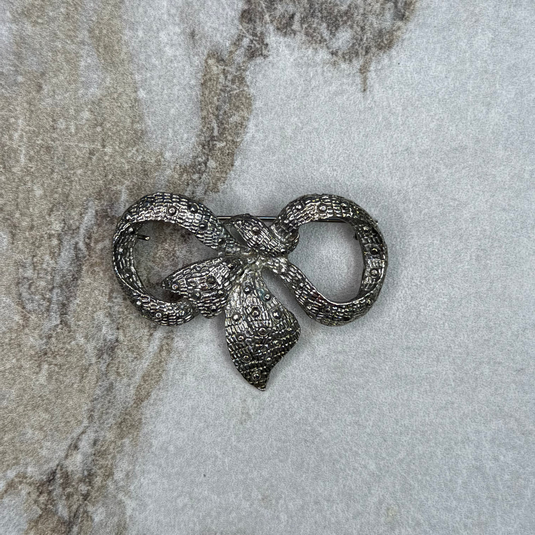 Broche boucle texturée argentée