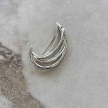 Charger l&#39;image dans la galerie, Broche argent courbée
