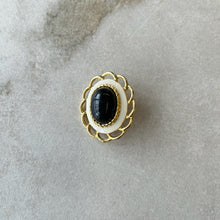 Charger l'image dans la galerie, Broche beige noir doré ronde
