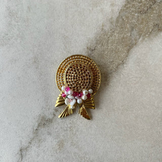Broche chapeau et fleurs