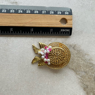 Broche chapeau et fleurs