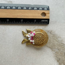 Charger l'image dans la galerie, Broche chapeau et fleurs
