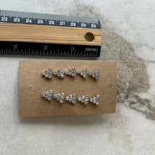 Charger l'image dans la galerie, Boucles d'oreilles argentées petits triangles
