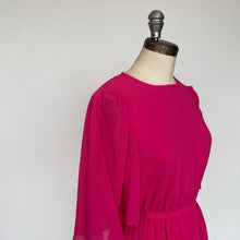 Charger l'image dans la galerie, Robe avec cape rose Essentiel Antwerp
