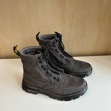 Charger l'image dans la galerie, Bottes unisexe à glissière Combs Jungle Dr. Martens
