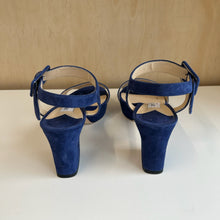 Charger l'image dans la galerie, Sandales à talon en suède bleu Jimmy Choo
