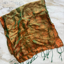 Charger l&#39;image dans la galerie, Foulard en soie orange et vert

