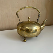 Charger l'image dans la galerie, Bouilloire théière vintage en laiton Judaica
