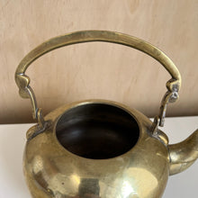 Charger l'image dans la galerie, Bouilloire théière vintage en laiton Judaica
