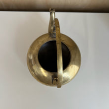 Charger l'image dans la galerie, Bouilloire théière vintage en laiton Judaica

