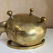 Charger l'image dans la galerie, Bouilloire théière vintage en laiton Judaica
