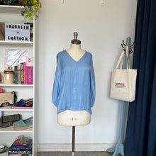 Charger l'image dans la galerie, Blouse col en V Penn&amp;Ink
