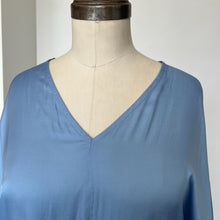 Charger l'image dans la galerie, Blouse col en V Penn&amp;Ink
