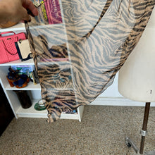 Charger l'image dans la galerie, Foulard en soie Holt Renfrew
