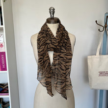 Charger l'image dans la galerie, Foulard en soie Holt Renfrew
