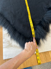 Charger l'image dans la galerie, Poncho en laine avec fourrure Liu Jo
