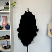 Charger l'image dans la galerie, Poncho en laine avec fourrure Liu Jo
