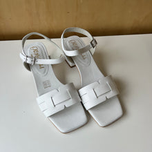 Charger l&#39;image dans la galerie, Sandales Oh my Sandals blanches
