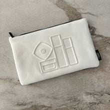 Charger l&#39;image dans la galerie, Pochette à maquillage Chanel
