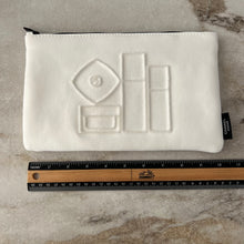 Charger l&#39;image dans la galerie, Pochette à maquillage Chanel
