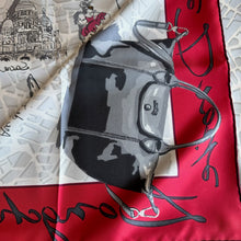 Charger l'image dans la galerie, Foulard en soie Longchamp
