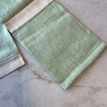 Charger l&#39;image dans la galerie, Ensemble de linge à vaisselle vintage
