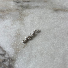 Charger l'image dans la galerie, Breloque pour bracelet hippocampe
