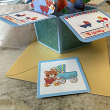 Charger l'image dans la galerie, Coffret bébé couverte blanche foulard marron carte bleue Emy Doux
