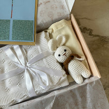 Charger l'image dans la galerie, Coffret bébé couverte blanche foulard marron carte bleue Emy Doux
