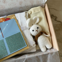 Charger l'image dans la galerie, Coffret bébé couverte blanche foulard marron carte bleue Emy Doux
