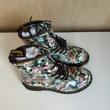 Charger l'image dans la galerie, Bottes 1460 English Garden en cuir Dr. Martens
