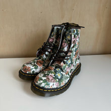 Charger l'image dans la galerie, Bottes 1460 English Garden en cuir Dr. Martens

